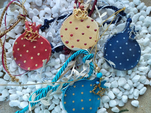 Dot and and horseshoe decorated gouria